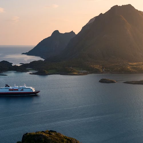 Hurtigruten: Save up to 30% on Norwegian coastal voyages 🚢